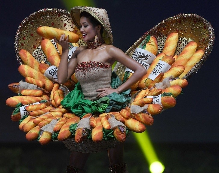 Miss Wietnamu jako Banh Mi, ikoniczna wietnamska kanapka