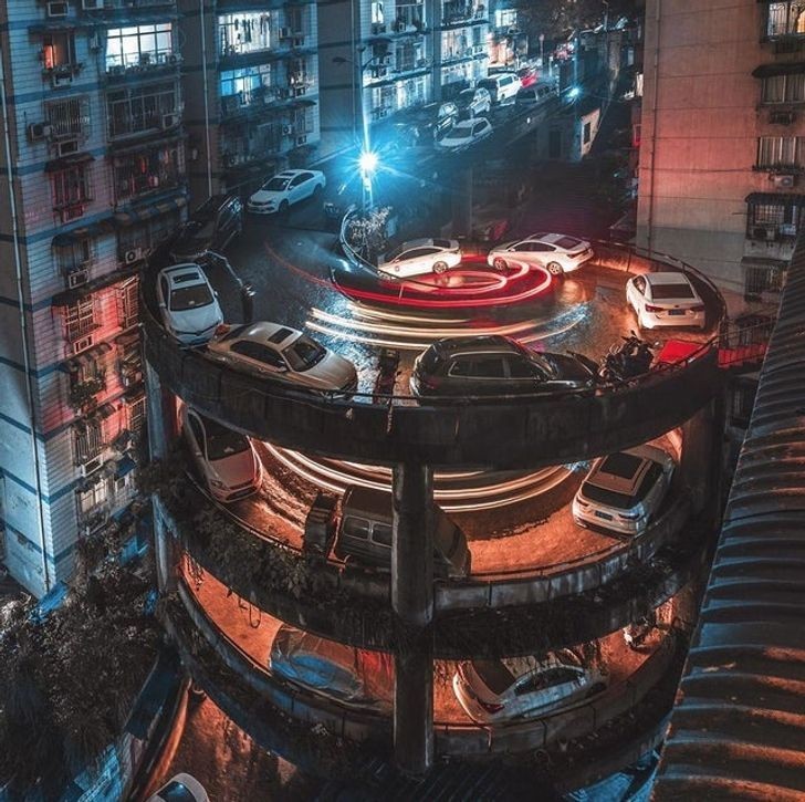 "Bloki mieszkalne przy spiralnej ulicy w Chongqing"
