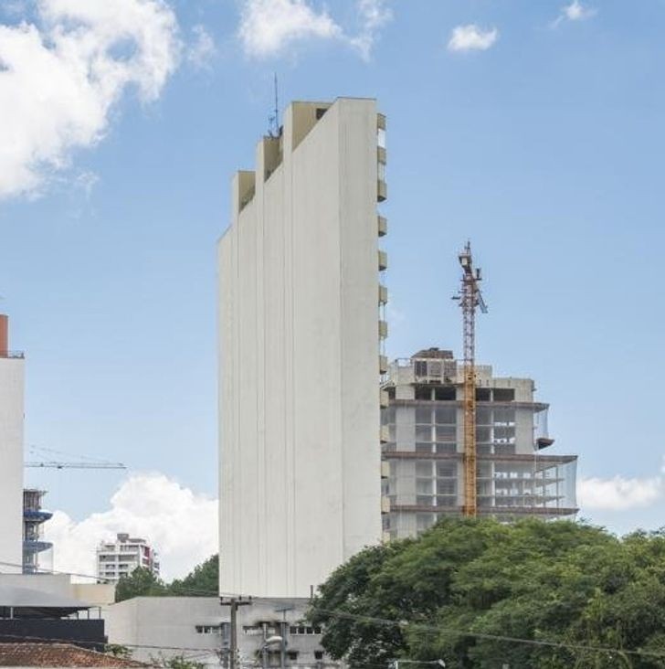 "Najwęższy budynek w brazylijskim mieście Kurytyba - 3.5 metra szerokości"
