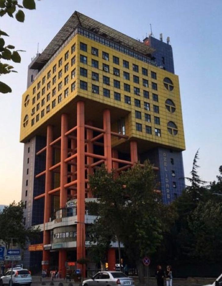 "Postmodernistyczny budynek w mieście Kahramanmaras w Turcji"