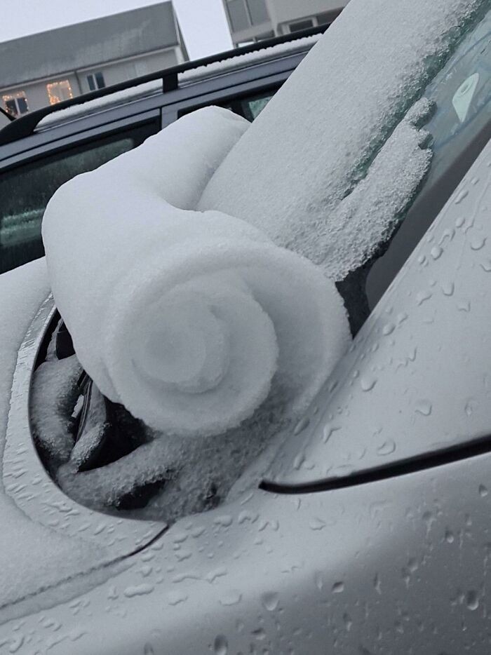 "Śnieg 'zrolowany' na szybie auta"