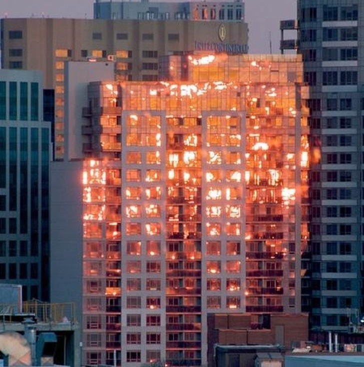 5. Ten budynek wcale nie płonie. To tylko odbicie zachodu słońca.