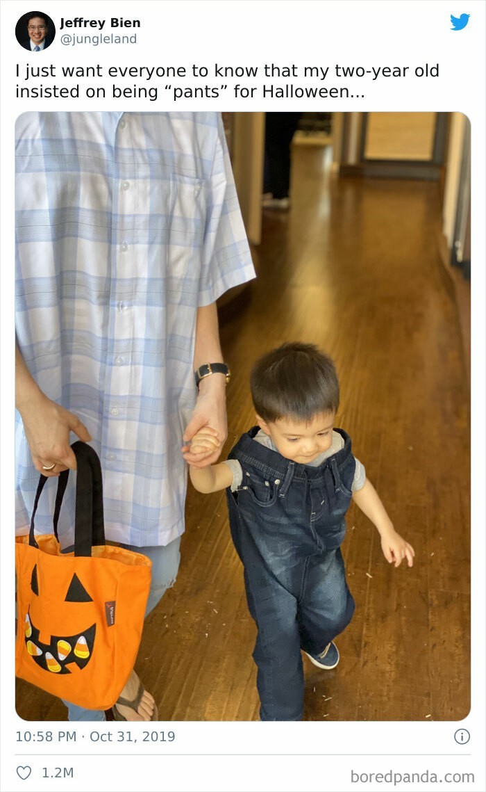 "Mój dwulatek nalegał aby przebrać się na Halloween za 'spodnie'."