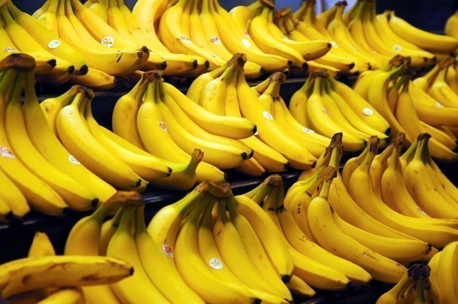 7. Banan, z kolei jest jagodą.