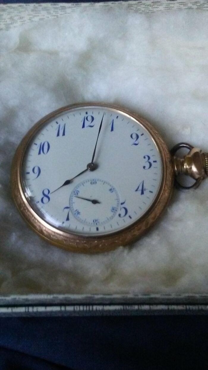 "Zegarek należący do dziadka mojego dziadka. Przetrwał pierwszą wojnę światową i wciąż działa."