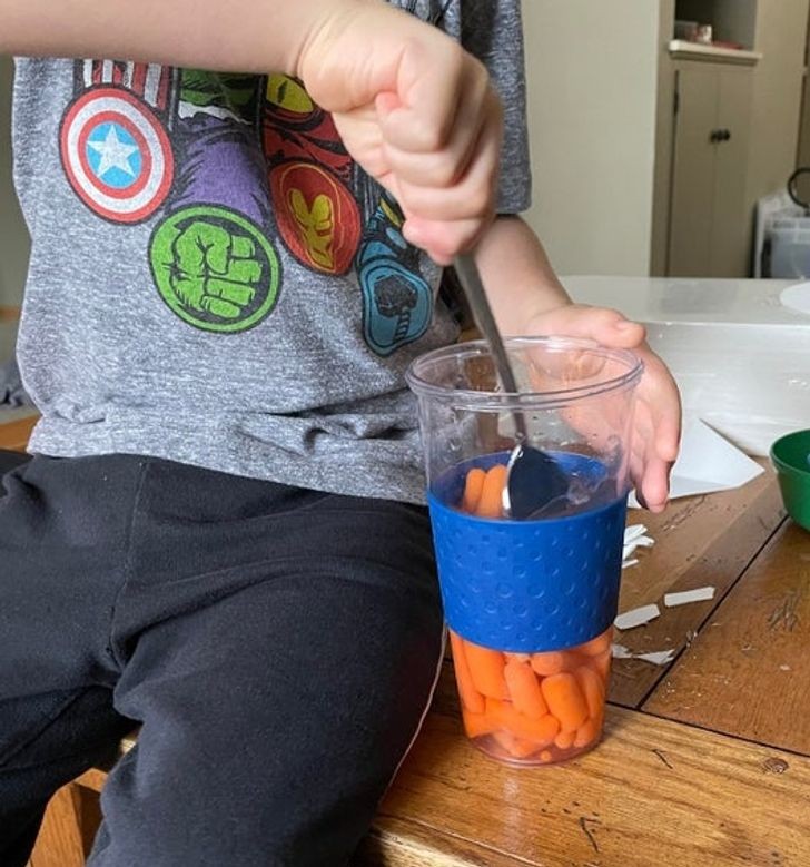 "Syn próbuje zrobić domową 'Fantę' przy użyciu marchewek."
