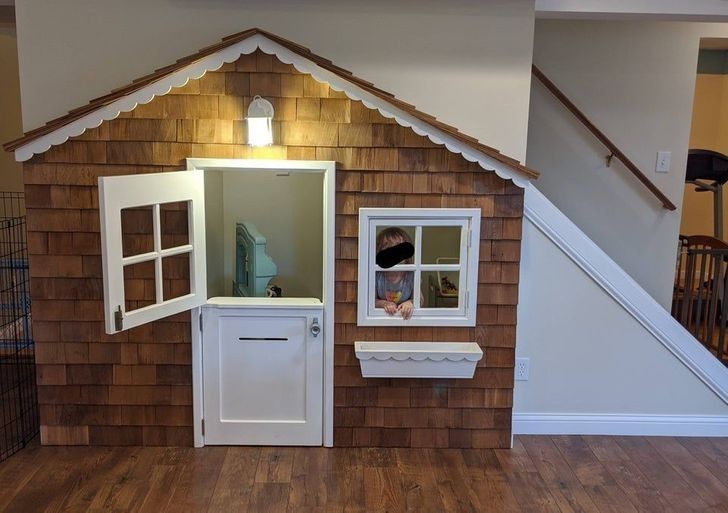 „Poprzedni właściciel domu zbudował w pełni funkcjonalny domek dla dzieci pod schodami do piwnicy.”