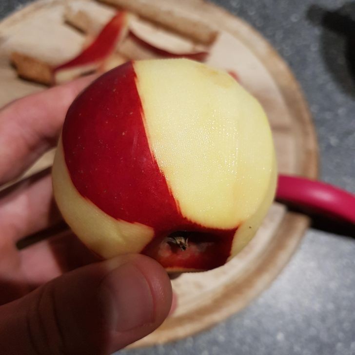 "Skóra tego jabłka wygląda na żywcem wyjętą z jakiejś retro gry."