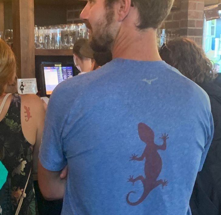 Wzór na koszulce tego mężczyzny jest niemal identyczny z tatuażem kobiety stojącej przed nim.