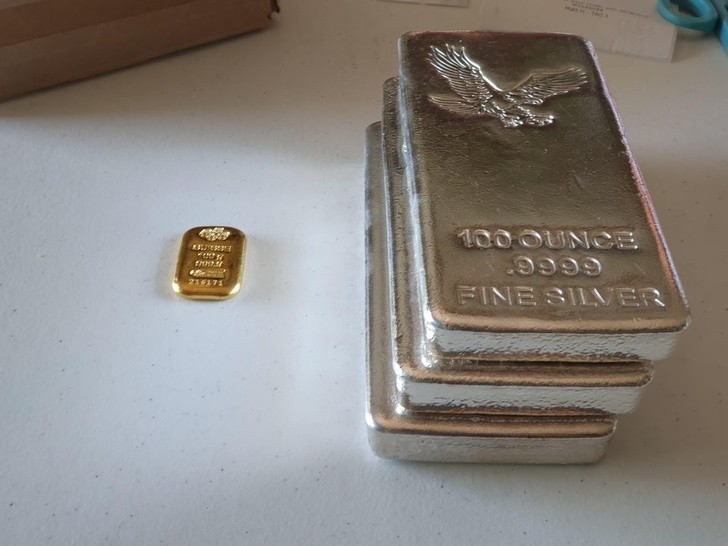 15. Porównanie wartości złota i srebra - obie próbki warte są po 5 tysięcy dolarów.