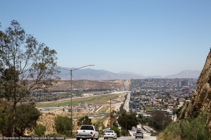 7. Kontrast między miastami San Diego i Tijuana, leżącymi na granicy Stanów Zjednoczonych i Meksyku
