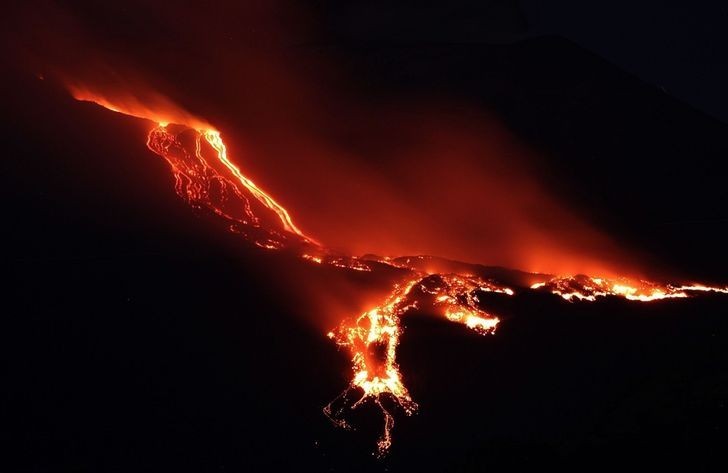 3. Lawa wydobywająca się z wulkanu Etna przypomina feniksa.