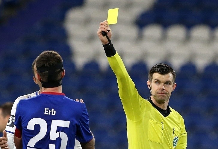5. Dlaczego sędziowie piłkarscy używają żółtych i czerwonych kartek?