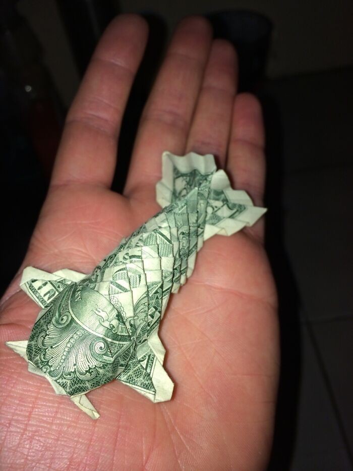 "Rybka origami, którą wykonałem z banknotu jednodolarowego"