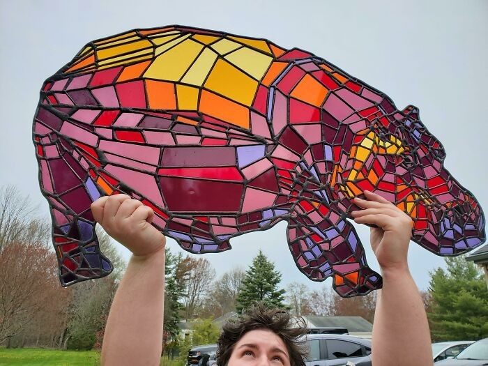 "Nareszcie skończyłem mojego ogromnego hipopotama wykonanego z barwionego szkła."