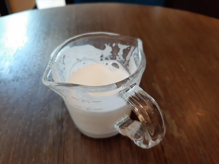4. Będąc w japońskiej kawiarni otrzymałam kubeczek mleka do kawy przystosowany także dla osób leworęcznych.