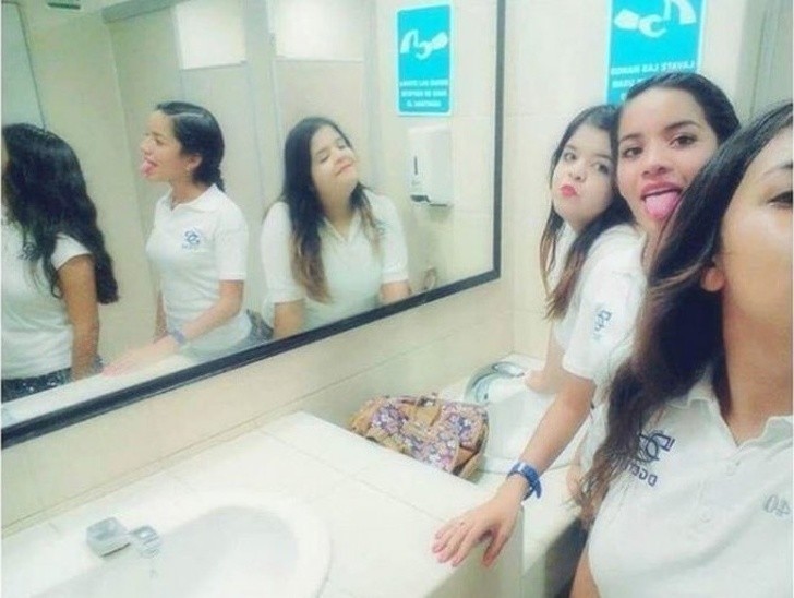17. Te dziewczyny zrobiły sobie zdjęcie w szkolnej toalecie. Dopiero po jakimś czasie zorientowały się, że coś jest nie tak