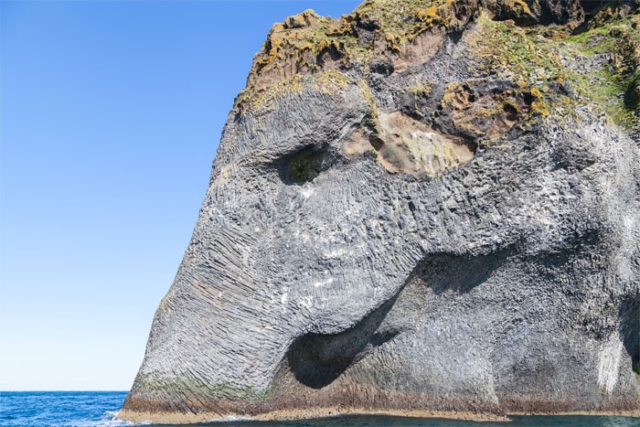 Znajduje się tu ogromna skała w kształcie głowy słonia.