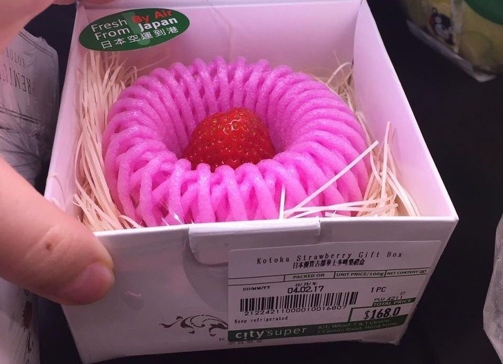 11. Supermarket w Hong Kongu sprzedaje pojedyncze truskawki w plastikowym opakowaniu