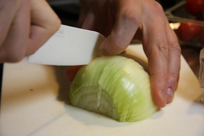 Użyj mokrego noża do pokrojenia cebuli, by zmniejszyć ilość wydzielanych soków gryzących w oczy.