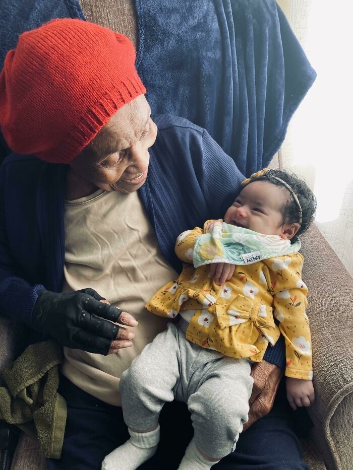  "Moja 103-letnia prababcia śmiejąca się wraz z moją 2-miesięczną córką"