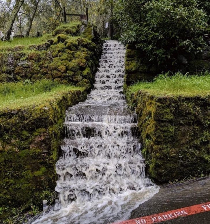 10. Intensywne opady zmieniły te schody w wodospad.