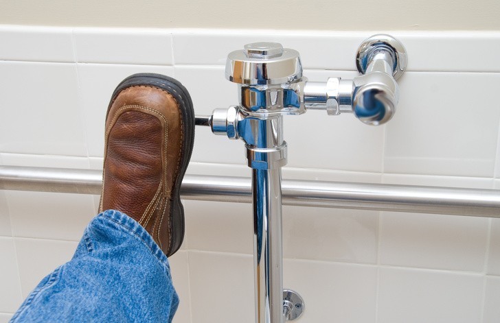 1. Spłukiwanie toalety stopą