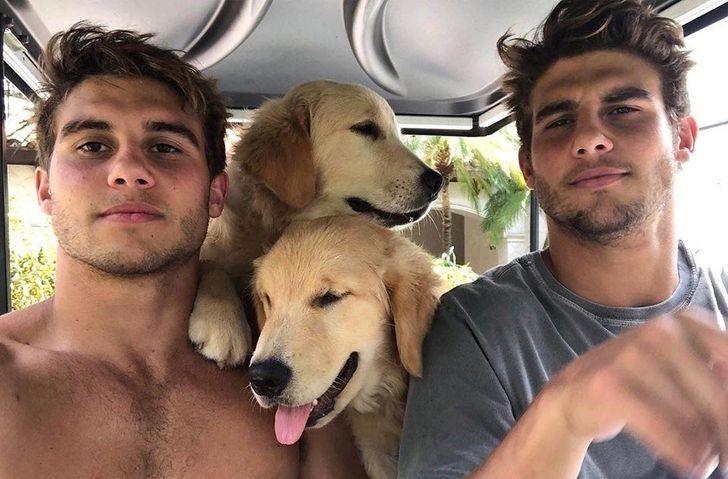 "Ja i mój brat z naszymi psami, również bliźniakami"