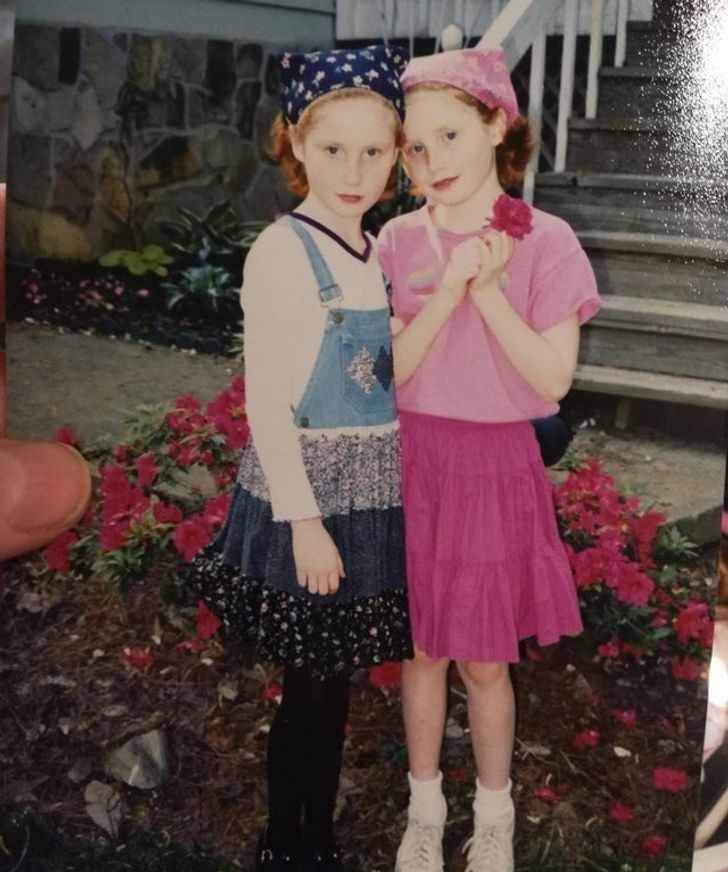 "Ja i moja siostra - wiosna 2001 roku. Jestem na 75% pewna, że ta z prawej to ja."