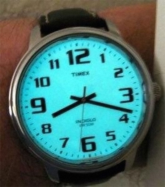 Zegarki podświetlane na niebiesko