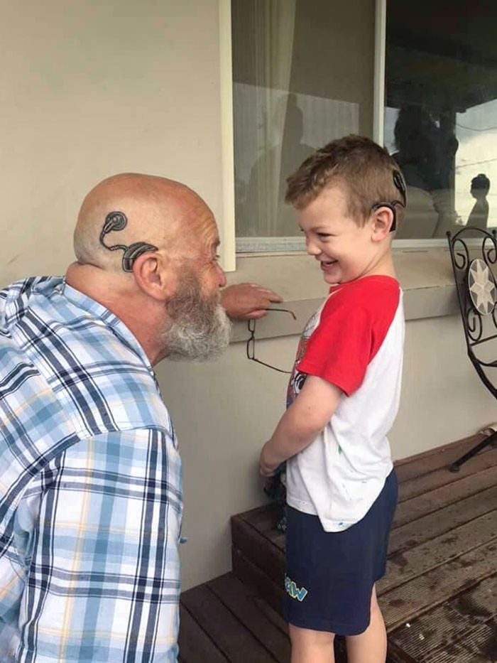 Dziadek zrobił sobie tatuaż aparatu słuchowego, w ramach wsparcia swojego wnuka.
