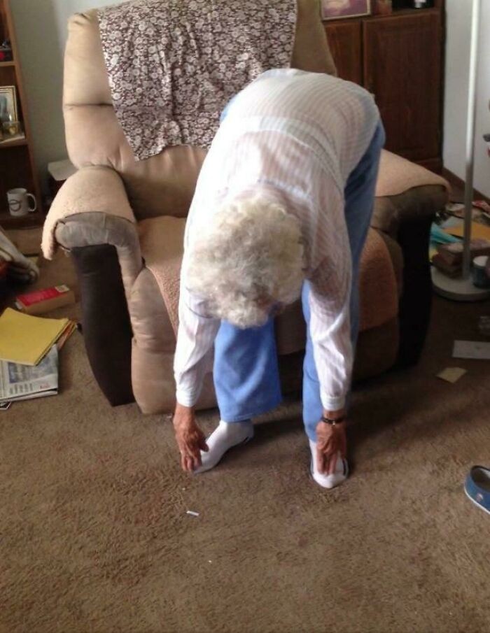 Oto moja 97-letnia prababcia. Żyje samotnie, własnoręcznie prowadzi auto, kosi swój trawnik, uwielbia seksownych mężczyzn i regularnie pije alkohol. Tu pokazuje swoją formę."