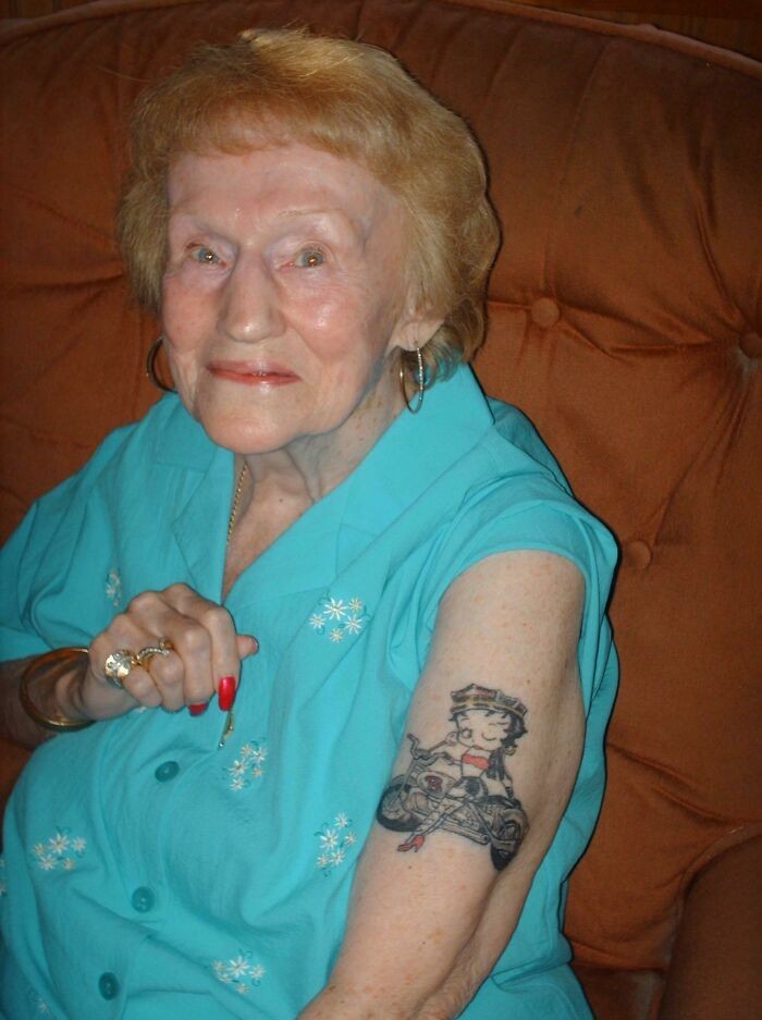 "Moja 87-letnia babcia uznała, że czas na pierwszy tatuaż."