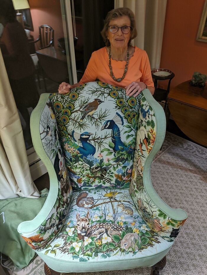 "Moja 86-letnia babcia i jej własnoręcznie wykonany fotel. Pracowała nad nim 25 lat."