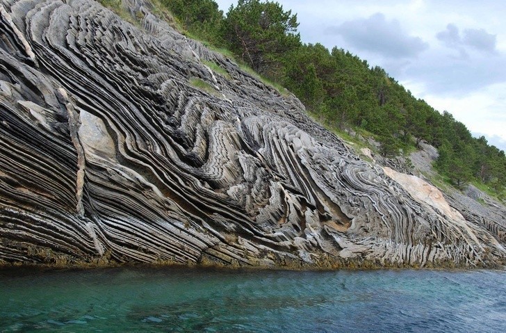 7. Niezwykłe kamienne wybrzeże w Norwegii