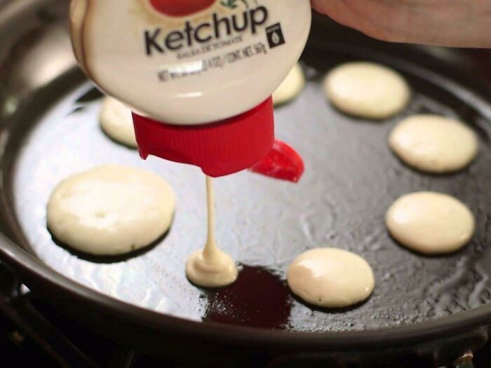 Pusta butelka po ketchupie to wygodny sposób na dozowanie rzadkiego ciasta.