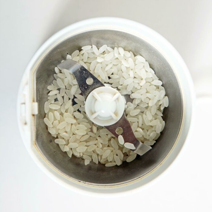 Biały ryż może zostać wykorzystany do przeczyszczenia młynka do przypraw.