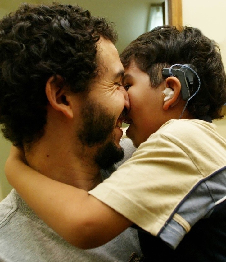 8. Szczęśliwy ojciec trzyma w ramionach swojego syna, który po raz pierwszy usłyszał świat.