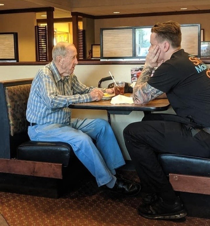 2. Starszy mężczyzna przyszedł samotnie do restauracji. Zaczął rozmawiać z kelnerem, który postanowił wykorzystać swoją przerwę na wysłuchanie jego historii.