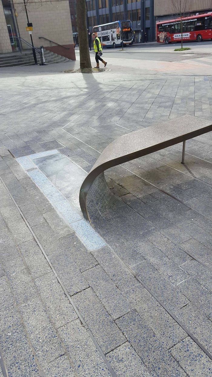 Ławka wykonana z podwiniętej płyty chodnikowej