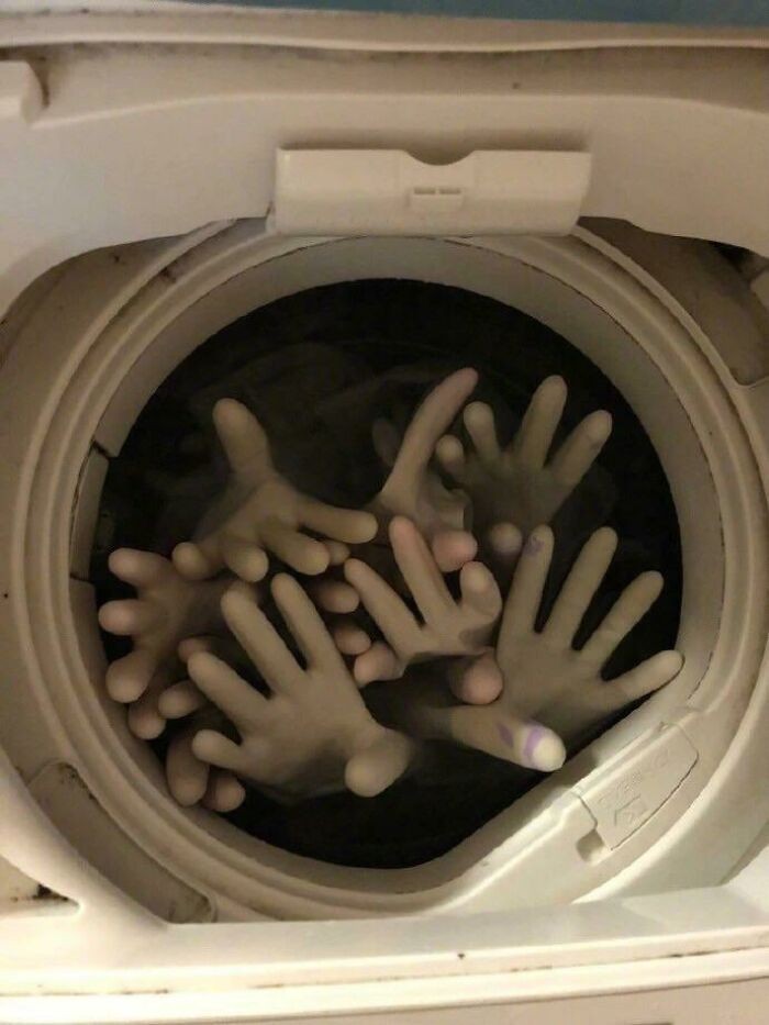 Zwyczajne gumowe rękawiczki w praniu