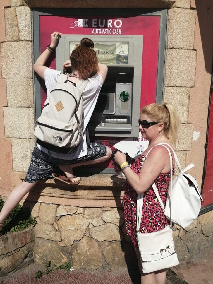 2. „Panašu, kad šis bankomatas Ispanijoje skirtas milžinams.  Esu 162 cm ūgio “.