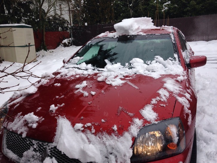 13. Sniego valymas nuo automobilio