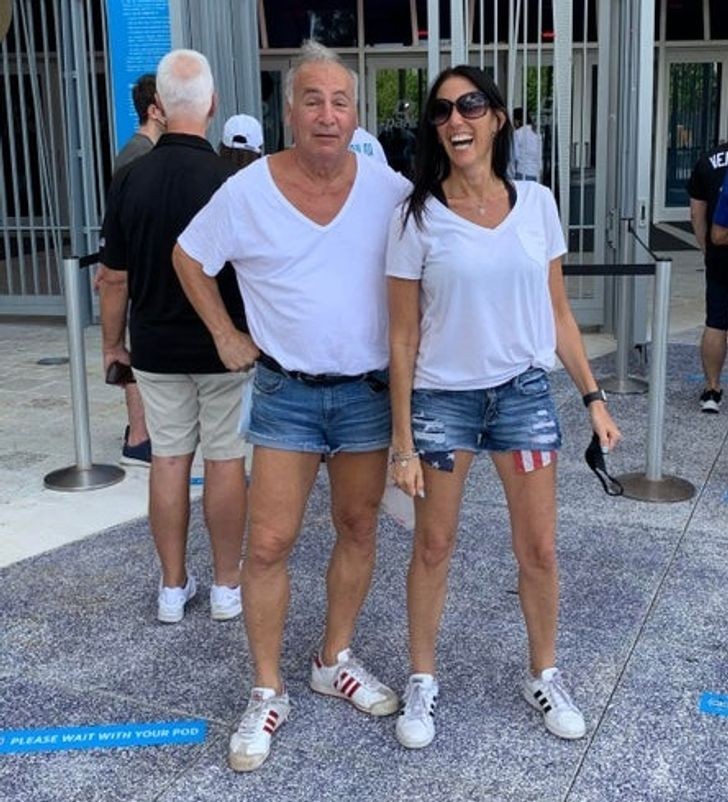 "Doradziłem mojej dziewczynie (z prawej), by założyła szorty i koszulkę na mecz Metsów. Przed stadionem spotkaliśmy tego faceta."