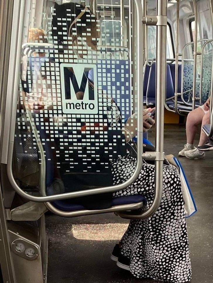 "Spódnica tej kobiety pasuje do wystroju metro"