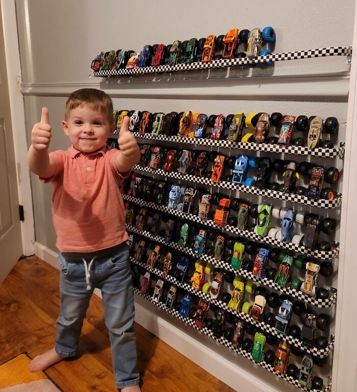 "Stworzyłem stojak dla monster trucków mojego syna. Wystarczyło kilka karniszy i taśma w kratkę.