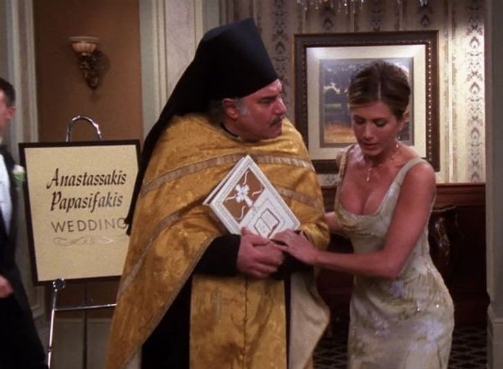 W odcinku, w którym Monica i Chandler biorą ślub, można zauważyć prawdziwe nazwisko Jennifer Aniston.