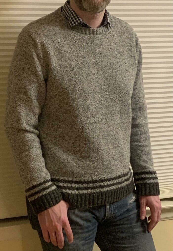 "Jestem facetem, który zwykle robi na drutach skarpetki, szaliki, i czapki dla mojej rodziny. Wreszcie wykonałem sweter dla siebie."