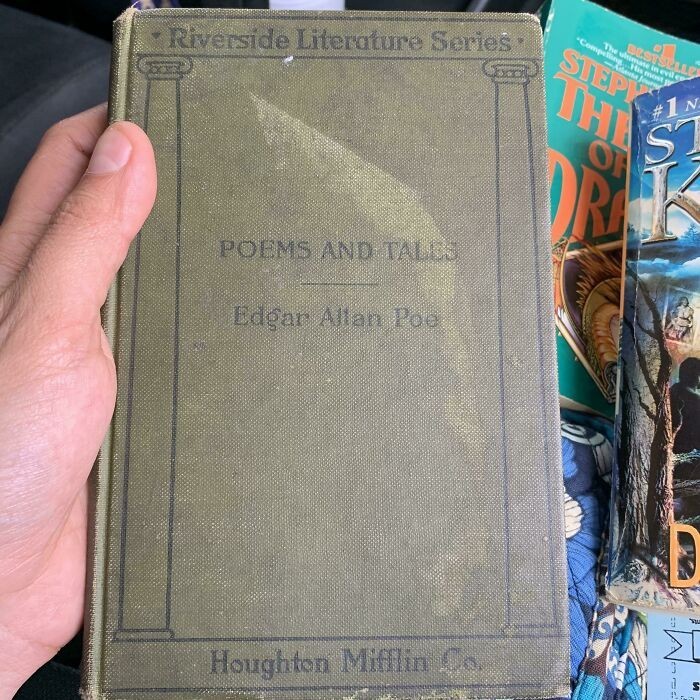"Pierwsze wydanie zbioru poematów i opowieści Edgara Allana Poe z 1897-98 roku. Znalazłem je w antykwariacie."
