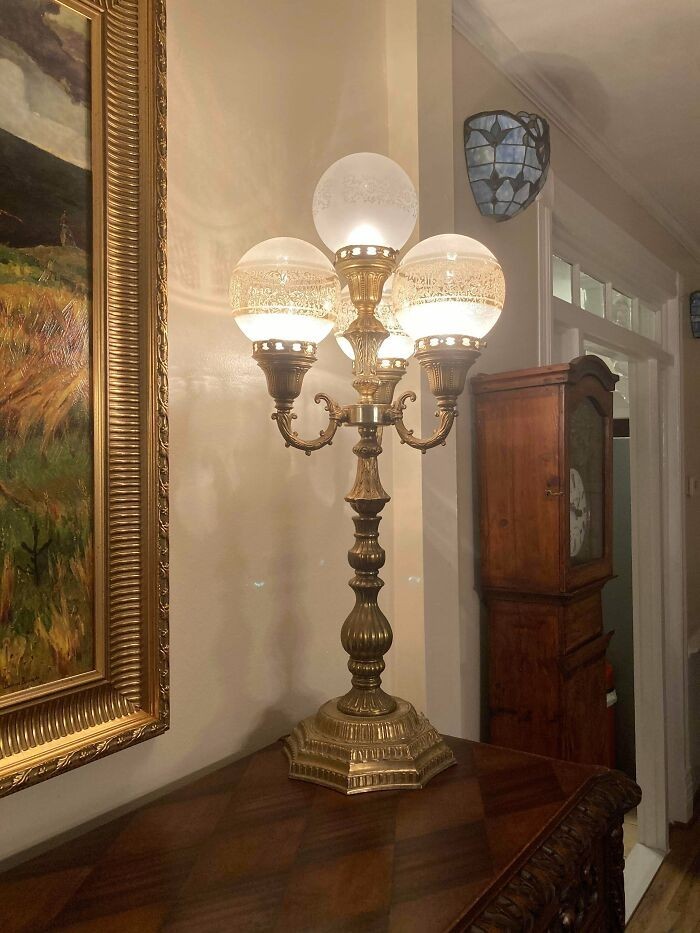 "Stara lampa, którą znalazłam do kupienia na Facebooku. Uważam, że pasuje do naszego wiktoriańskiego domu, ale mój narzeczony jej nie znosi."